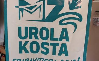 Balizak herri galdeketaren aldeko kartelak balkoietan jartzera animatu ditu oriotarrak