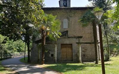 Errotaldeko Santa Ana ermitaren kanpoaldeko pintadak ezabatu eta ingurua garbitu du Udalak