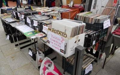 Berreskuratutako liburu eta diskoen azoka solidario txikia antolatuko dute, bihar