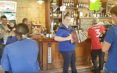 (BIDEOA) Trikitilariek jai giroa jarri dute San Telmo egun bezperan