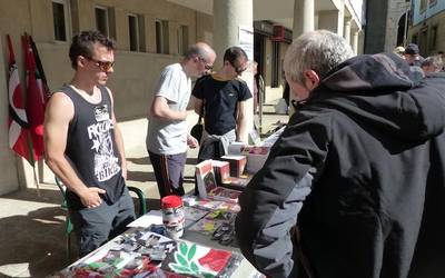 Argazki galeria: Intxortako borrokaldiaren errekreazioa eta biktimei omenaldia