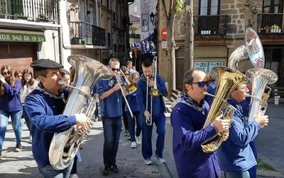 (BIDEOA) ... Eta ondoren kalejira Kofradiara bidean
