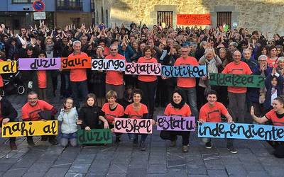 Gure Esku Dago taldeak 1.802 sinadura lortu ditu Elgoibarren, behar zituztenen bikoitza