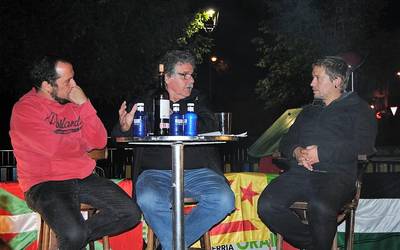 Joan Tarda eta David Fernandez politikari kataluniarrekin tertulia izan da Usuan