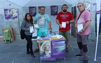Elkarrekin Podemos alderdiak mahai informatiboa jarri du Kalegoen plazan
