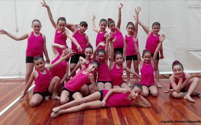 Bi txanda udaran, gimnasia eta kirol jardueretako udalekuetan