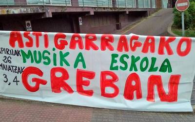 Hiru eguneko greba gaurtik, musika eskolan