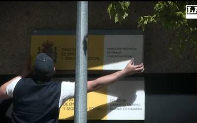 "Eredu ekonomiko eta politiko berria" erreibindikatzeko Gizarte Segurantzako eta Lan Ikuskapeneko plakak kendu ditu LABek