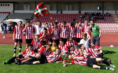 Cristal Cup txapelketako kopa Elgoibarrera ekarri dute C.D. Elgoibarreko jubenilek