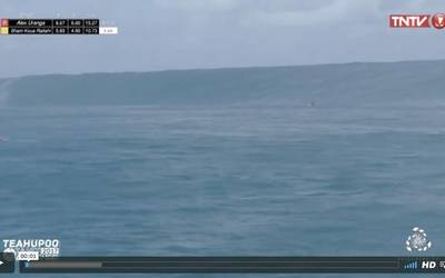 [BIDEOA] Hamar puntuko olatu ikusgarria lortu du Alex Urangak Tahitiko Teahupoon