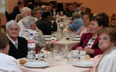 Opor garaian adinekoen egoitzetan aldi baterako egonaldiak egiteko izen-ematea zabalik