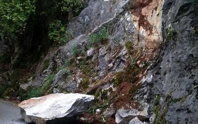 Harri handi bat erori da Mendaron Lizarperako bidean