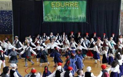 [Argazkiak]  Edurre  Dantza  Taldearen  60.  urteurrena  30  argazkitan