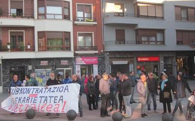 Zornotzako udalaren kontratazio sistema salatu dute kontzentrazioan