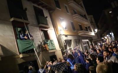 (BIDEOA) Kofradiako bandera jaisteko lanak