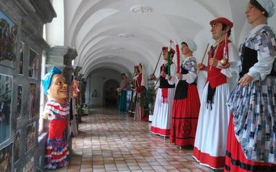 Bihotza Konpartsak buruhandi eta erraldoien erakusketa egingo du Otxomaioetan