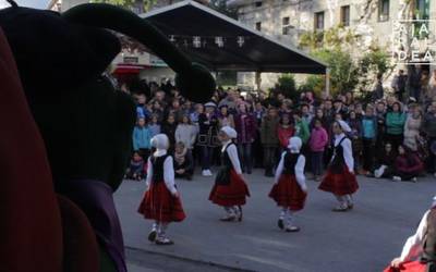 Euskara eta berdintasuna aldarrikatu dituzte Aiarako Jaietan