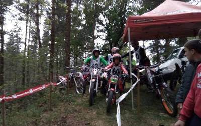 Hainbat motor gidari elkartu da Euskadiko Trial Txapelketan