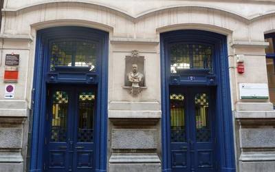 Mujika eskolaren erronka berriak bere mendeurrenean