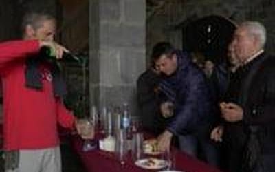 Santa Krutz jaietan ezin dira falta salda beroa eta pintxoak