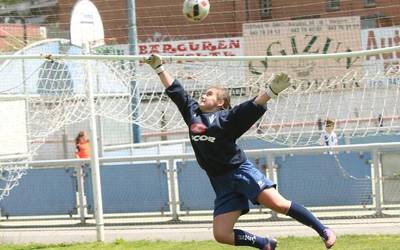 Neska futbolarien topaketa jendetsua izan da Bergaran