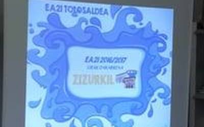 Zizukilgo ikasleek uraren inguruan egindako lanketa azaldu diete udal ordezkariei