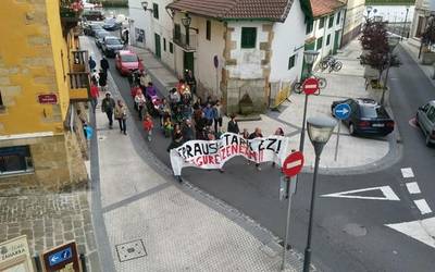 Erraustegiaren aurkako manifestazio zaratatsua egin zuten atzo Orion