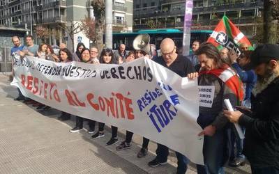 Enpresa batzordea desegitearen alde egin dute Iturbideko erizainek