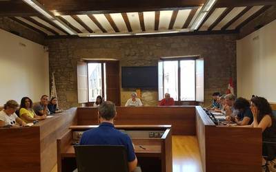 Ostegunean hasiko dira egoiliarren biñetak banatzen