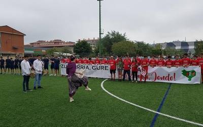 Omenaldi hunkigarria eskaini dio futbol munduak Jon Dominguezen sendiari