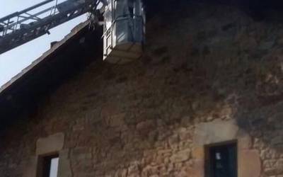 Suhiltzaileak erleak erretiratzen ari dira Axpeko Akebaso jatetxearen fatxadatik