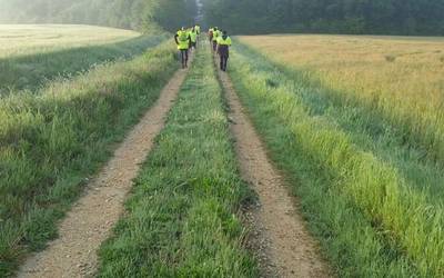 Amurrio eta Gasteiz oinez lotu dituzte, Estibalizeko santutegira joateko ibilaldian