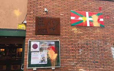 EAJk hainbat batzokiren aurkako "eraso koldarrak" salatu ditu