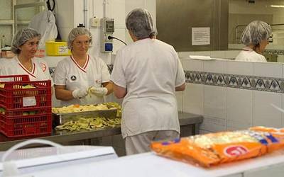 Ostegunetik ospitale guneko sukaldeek kudeaketa publikoa izanen dute