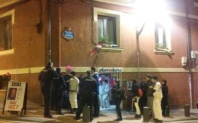 Ertzaintzak Uribarriko 'herriko tabernako' tabernariari "terrorismoa goratzea" leporatu dio