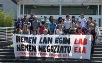 Carrefourreko langileek elkarretaratzea egin dute hitzarmena bertan negoziatzea eskatuz