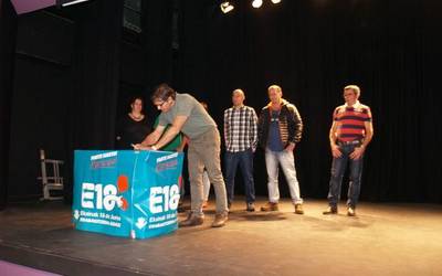 12 alkate galdeketaren alde