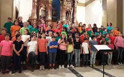 (BIDEOA) Araoz Gaztetxoa abesbatza eta Txori Txiki Musika Eskolako kantu korala