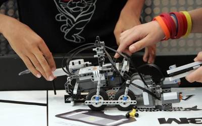 Gaztetxoendako robotika eta programazio tailerra antolatu dute guraso elkarteek udako oporretarako