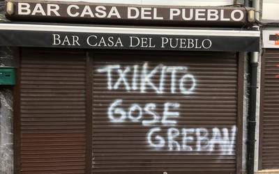 Lasarte-Oriako PSE-EEko egoitzan pintaketak egin dituzte, eta alderdiak gogor gaitzetsi du "erasoa"
