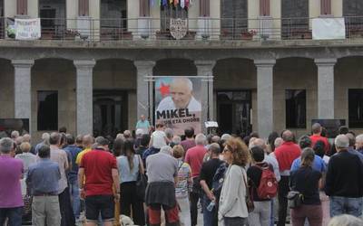 Herriko Plaza bete dute Mikel Etxeberriari azken agurra egiteko