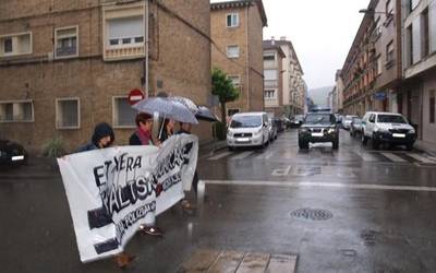 LABeko zuzendaritzako sei kide ordu bat kontrolean geldi