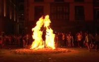 San Joan jaietako ohiturak mantenduz suaren inguruan bildu da jendea