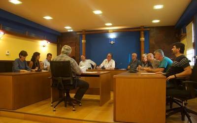 Puntu guztiak aho batez onartu ziren ezohiko bilkuran