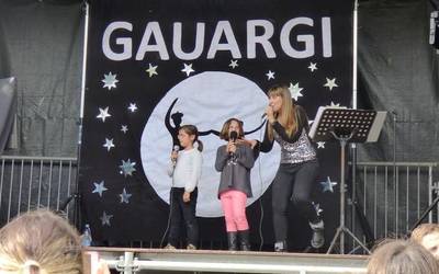 Karaokean dantzan eta kantuan ederki pasatu dute arratsaldea Elgetan