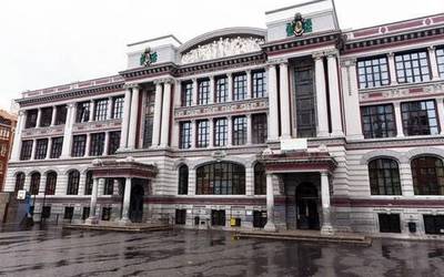 Bilboko Indautxuko Eskola mendeurrena ospatzeko laguntza bila ari da