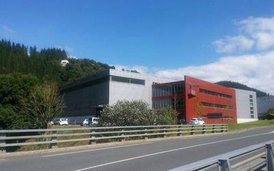 Azpeitiko bizilagun bat hil da Astigarra Kit Line enpresan istripua izanda