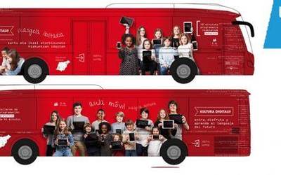 Gazteen artean teknologia berrien erabilera egokia bultzatzeko autobusa plazan izango da gaur