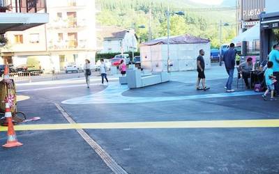 Apatako plaza handitu dute Euskalerria kalea autoentzat itxita