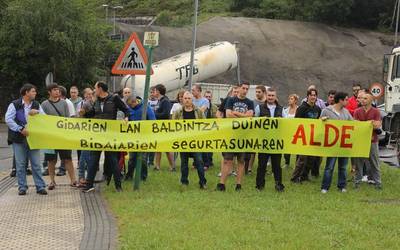 Gidari eta bidaiarien segurtasuna hobetzeko neurriak eskatu dituzte TSSTko langileek